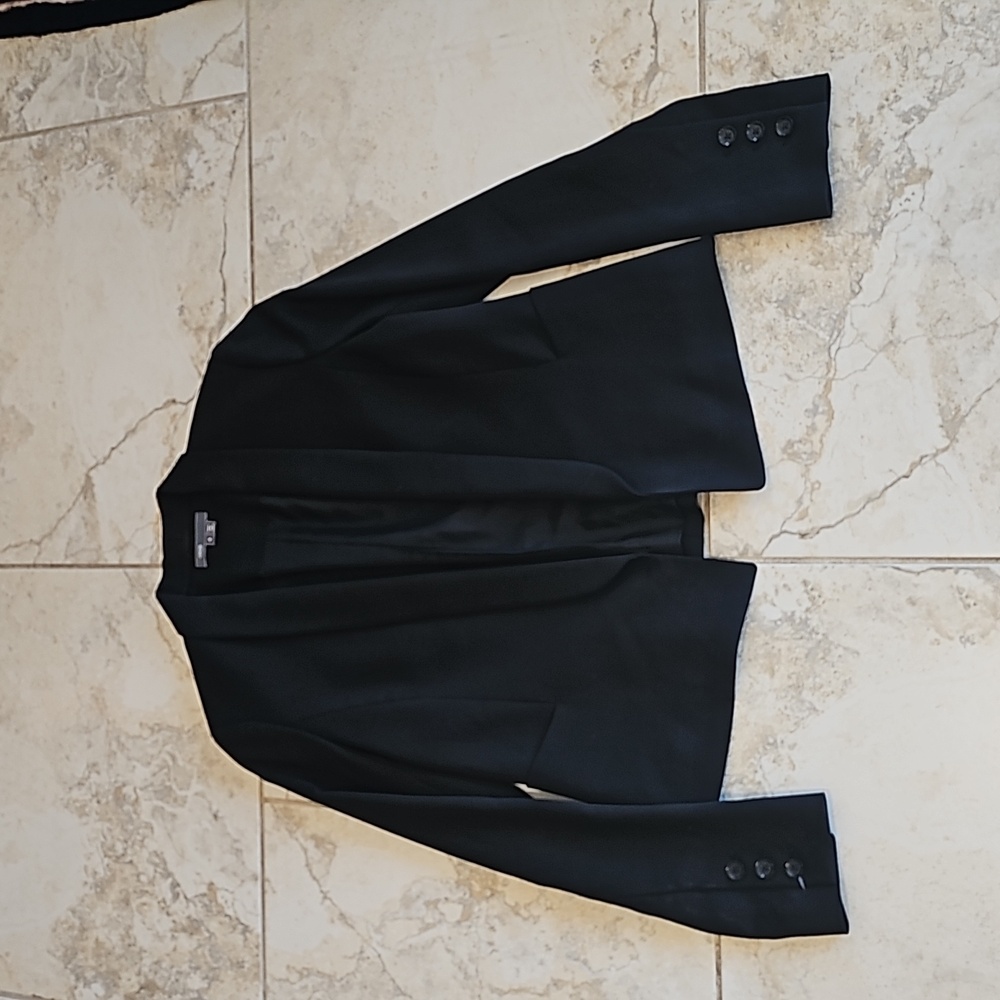 Vince ladies cropped jacket in black . Size 4 . Wool with 2% elastane